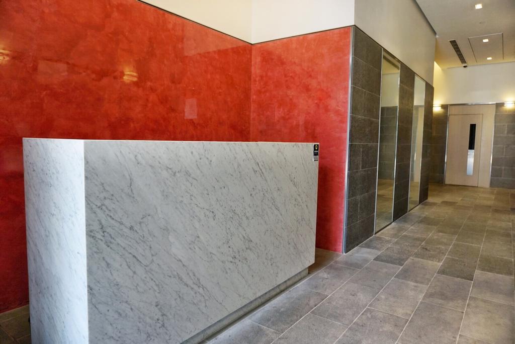 Twenty One Whitfield Aparthotel Hong Kong Exterior photo