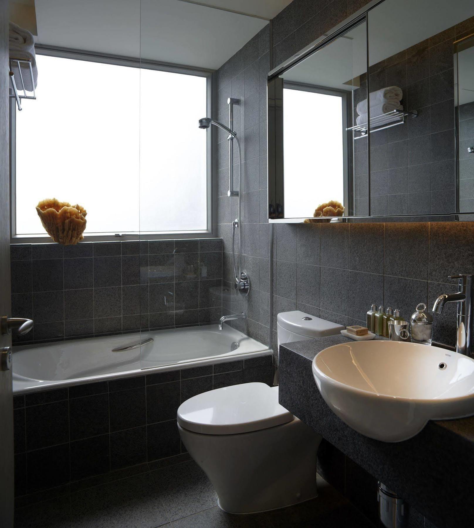 Twenty One Whitfield Aparthotel Hong Kong Exterior photo